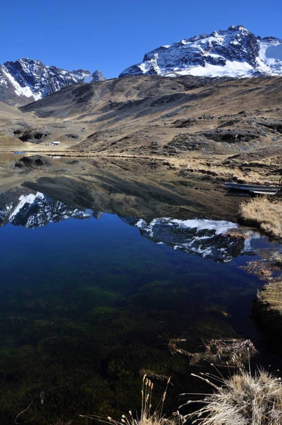 Um lago de águas limpas e geladas forma incríveis reflexos da magnífica paisagem do vale de Pampalarama, na Bolívia